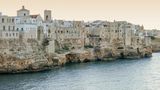 Blick auf die italienische Stadt Polignano a Mare
