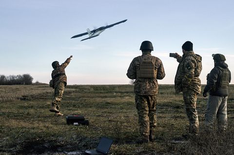 Mehrere Soldaten starten eine Drohne