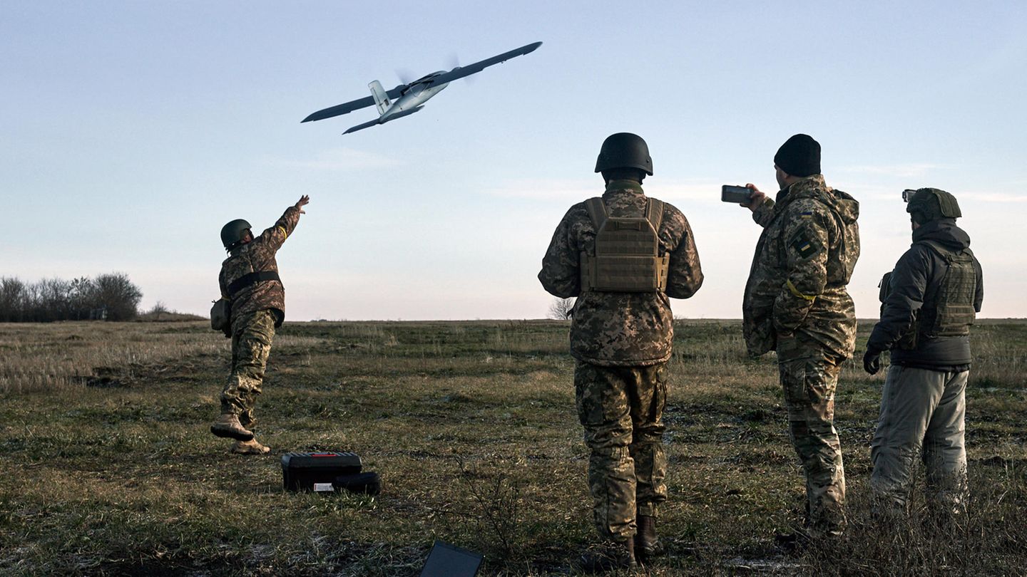 Mehrere Soldaten starten eine Drohne