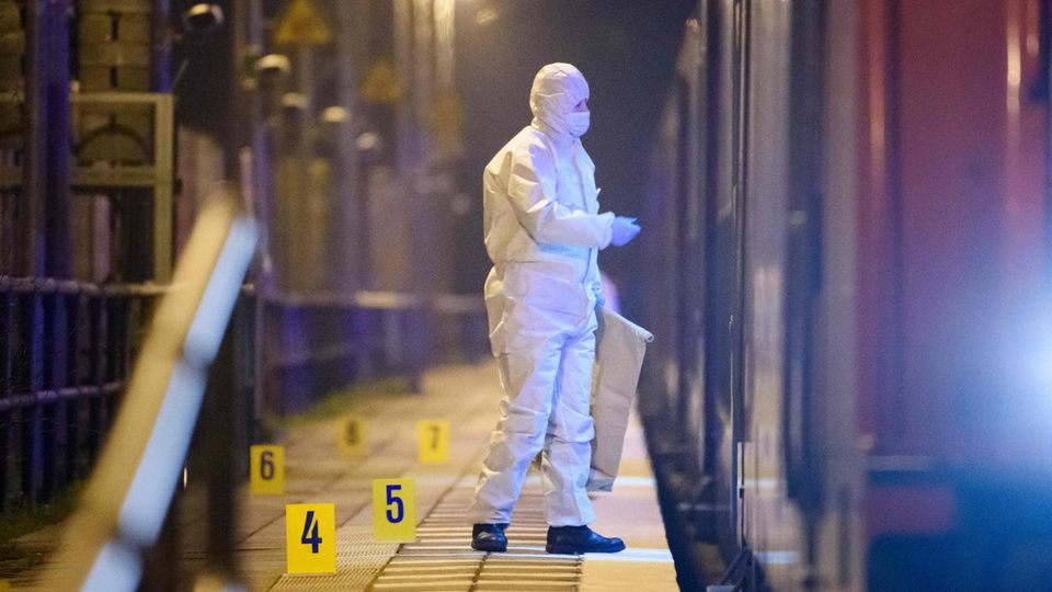 Die Ermittlungen zu dem tödlichen Messerangriff in dem Regionalzug von Kiel nach Hamburg gehen weiter Die Ermittlungen zu dem tödlichen Messerangriff in dem Regionalzug von Kiel nach Hamburg gehen weiter