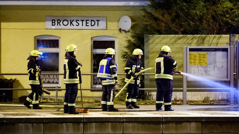 Feuerwehrleute beseitigen die sichtbaren Spuren der Attacke Feuerwehrleute beseitigen die sichtbaren Spuren der Attacke