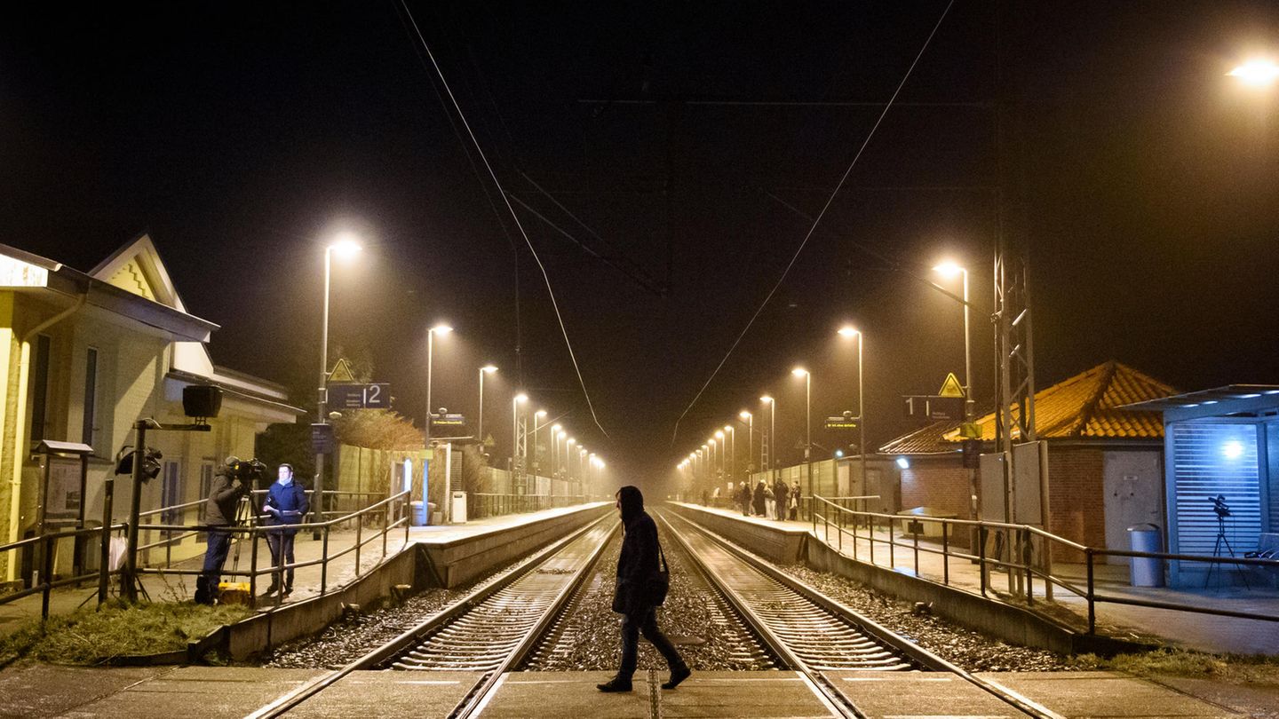 Der Bahnhof Brokstedt im Morgengrauen nach der tödlichen Messerattacke in einem Regionalzug von Hamburg nach Kiel