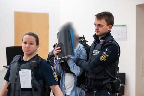 Der Angeklagte Syrer versteckt sein Gesicht hinter Schnellheftern. Äußern will er sich zu den Vorwürfen nicht.