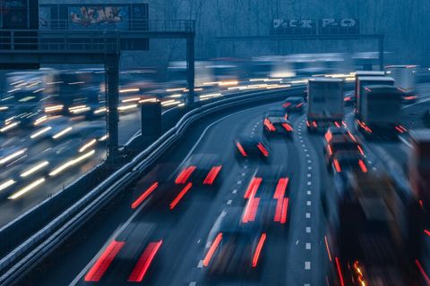 Kraftfahrzeuge fahren am Morgen auf der A 3 über den Kölner Ring in der Nähe des Autobahnkreuz Köln Nord