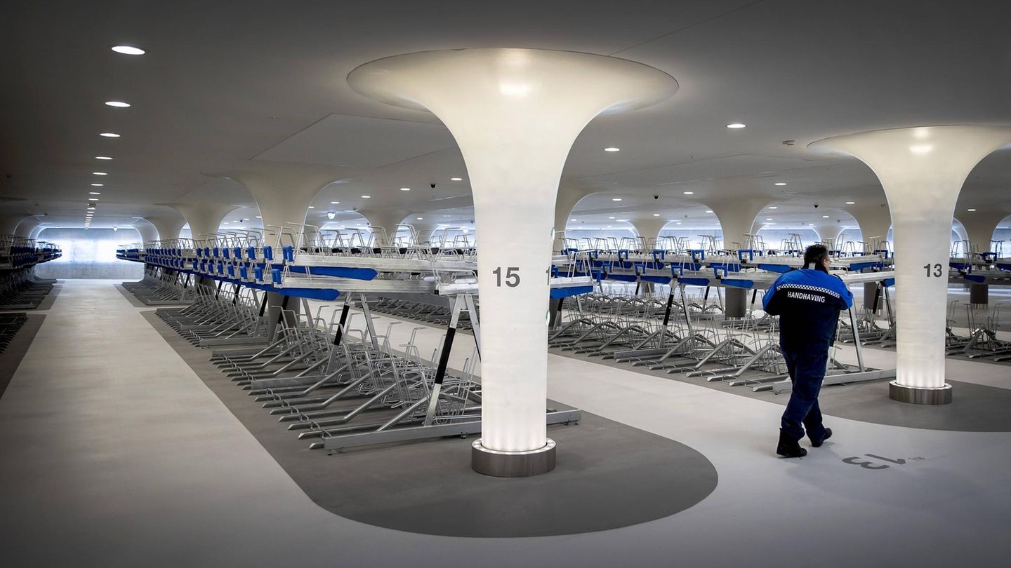 Die neue Fahrrad-Tiefgarage in Stationsplein in Amsterdam hat Platz für 7000 Zweiräder