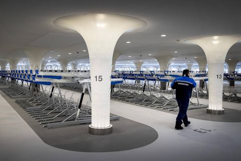 Die neue Fahrrad-Tiefgarage in Stationsplein in Amsterdam hat Platz für 7000 Zweiräder