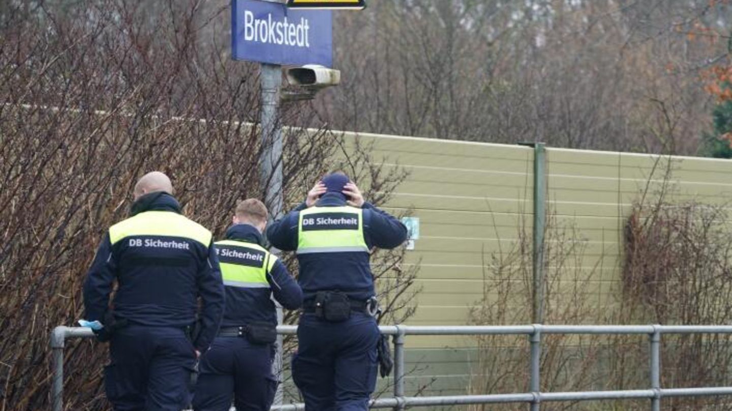 Sicherheitsleute der Deutschen Bahn laufen über den Bahnsteig im Bahnhof von Brokstedt Sicherheitsleute der Deutschen Bahn laufen über den Bahnsteig im Bahnhof von Brokstedt