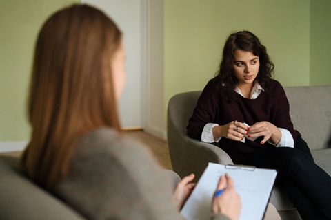 Psychologin behandelt Autismus Patientin