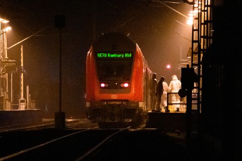 Januar 2023, in den Stunden nach der Messerattacke: Spurensicherung am Bahnhof von Brokstedt