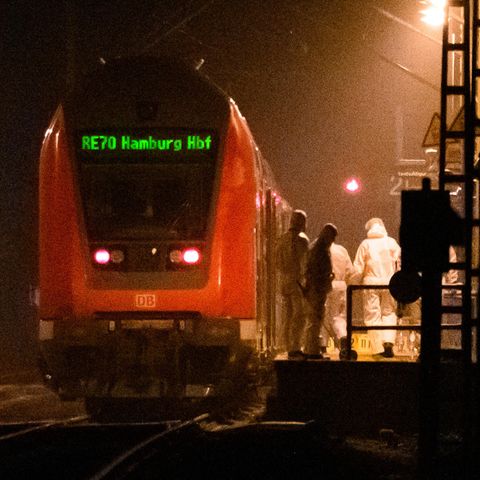 Januar 2023, in den Stunden nach der Messerattacke: Spurensicherung am Bahnhof von Brokstedt
