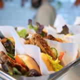 Diese "Schnitzelbrötchen" hat der Laden im Angebot