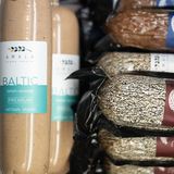 Mehrere Wurstsorten aus der Fleischerei.