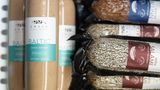 Mehrere Wurstsorten aus der Fleischerei.