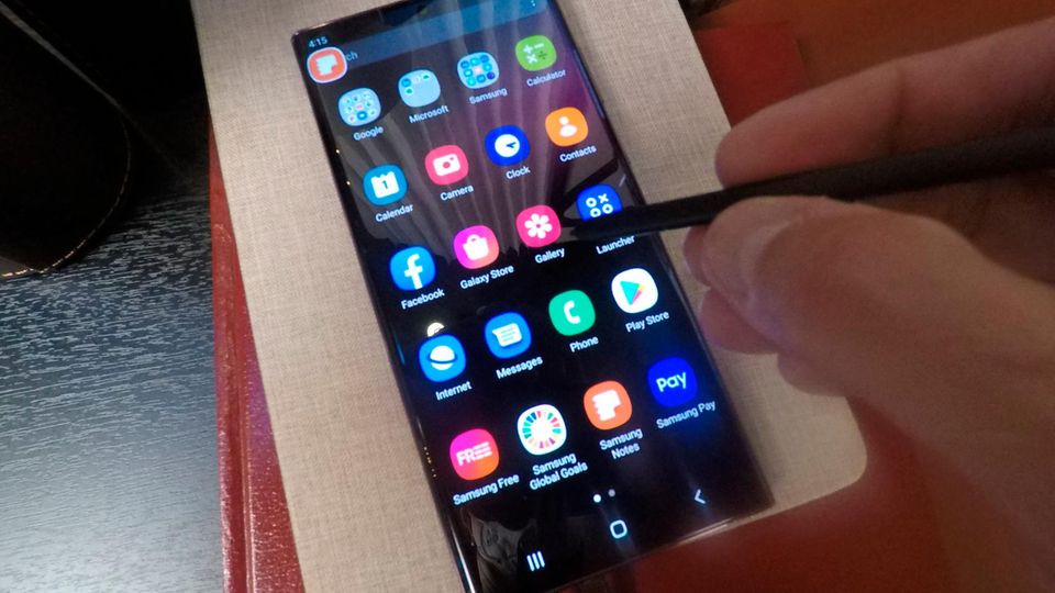 Eine Person hält einen Stift auf das Display eines ein Samsung Galaxy S22 Ultra