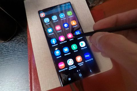 Eine Person hält einen Stift auf das Display eines ein Samsung Galaxy S22 Ultra
