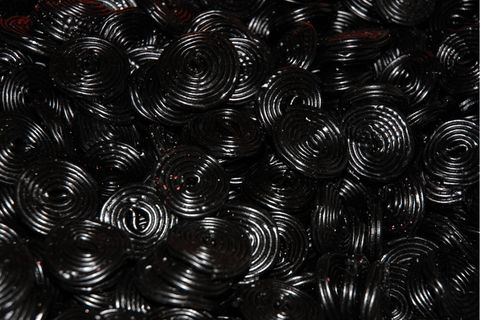 Viele schwarze Lakritzschnecken