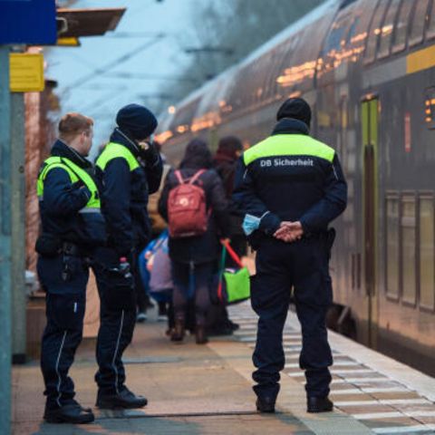 Sicherheitsleute der Deutschen Bahn stehen im Morgengrauen auf dem Bahnsteig in Brokstedt