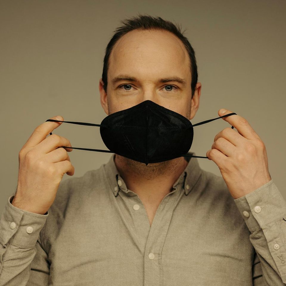 stern-Wissensredakteur Martin Schlak hält sich einen Mund-Nasen-Schutz vors Gesicht