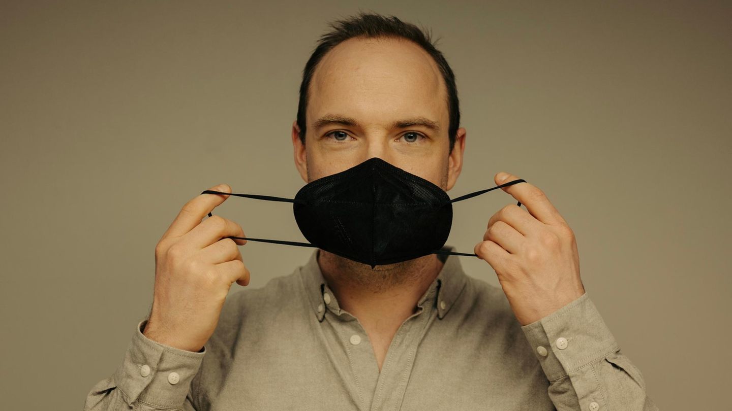 stern-Wissensredakteur Martin Schlak hält sich einen Mund-Nasen-Schutz vors Gesicht