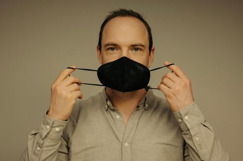 stern-Wissensredakteur Martin Schlak hält sich einen Mund-Nasen-Schutz vors Gesicht