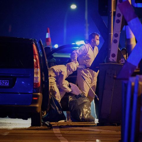 Beamte sichern nach einer Messerattacke in einem Regionalzug von Kiel nach Hamburg am Bahnhof Brokstedt Spuren