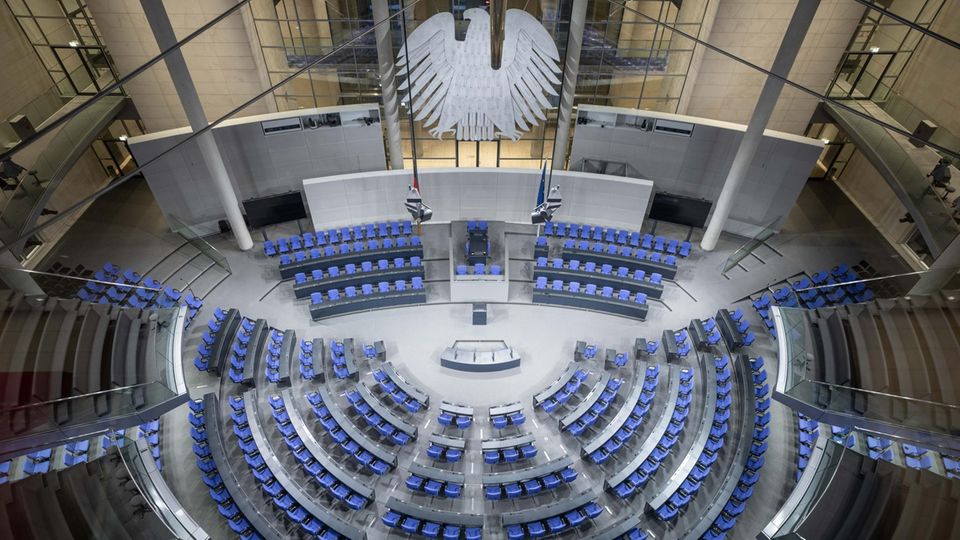 Leerer Plenarsaal des Bundestags von oben.