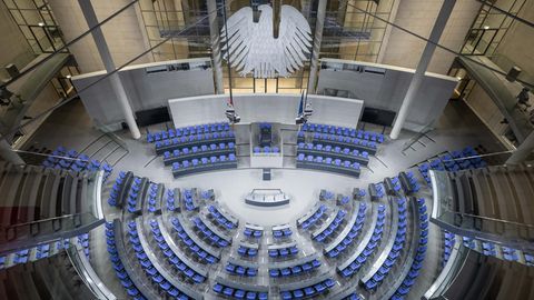 Leerer Plenarsaal des Bundestags von oben.