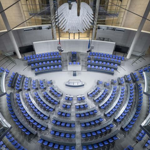 Leerer Plenarsaal des Bundestags von oben.