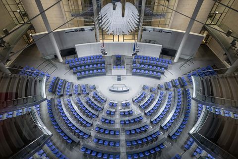 Leerer Plenarsaal des Bundestags von oben.