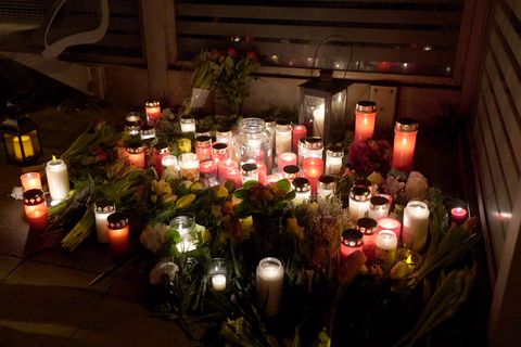 Kerzen und Grablichter erleuchten in Brokstedt den ansonsten dunklen Bahnsteig. Zwischen den Kerzen liegen Blumen