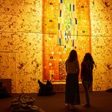 Goldene Periode: Seine Frauenportrait machten Gustav Klimt weltberühmt, ebenso seine Aktmalerei. Wie aber dachte der Jugendstilmaler einst über Frauen? Die Ausstellung "Klimts Kuss – Spiel mit dem Feuer" zeigt nicht nur das Werk des Österreichers, sondern hinterfragt auch seine Beziehung zu Frauen aus heutiger Sicht. "War er aufgrund seiner vielen Aktmalereien und der Inszenierung weiblicher Lust ein Sexist – oder im historischen Kontext betrachtet zu seiner Zeit ein Feminist? Diese Frage greift sie die Ausstellung auf", sagt Nepomuk Schessl, Produzent der Show, die aktuell in Hamburg zu sehen ist. 