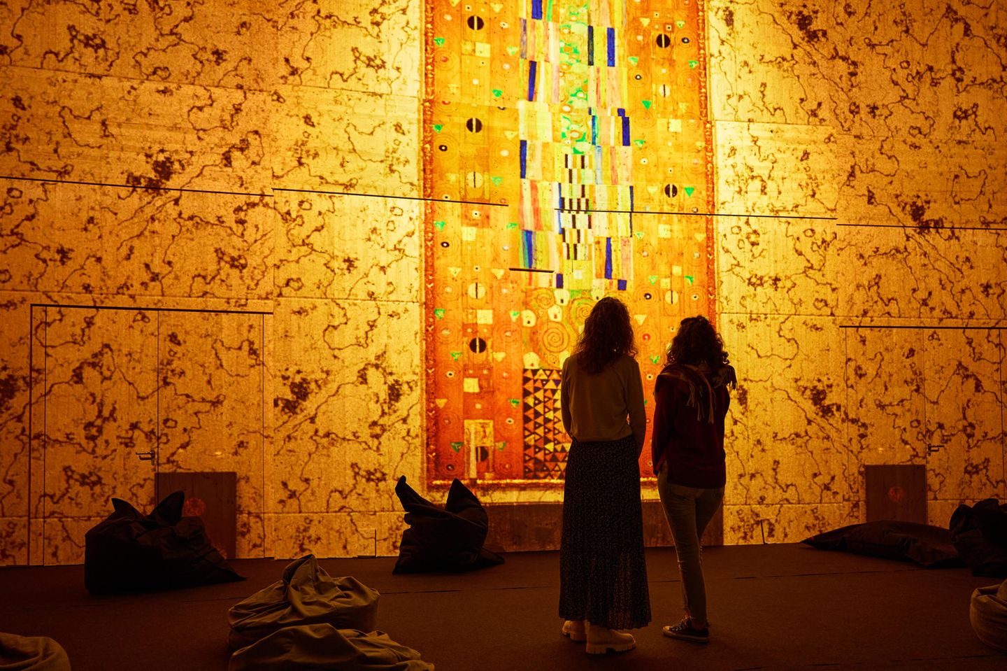 Goldene Periode: Seine Frauenportrait machten Gustav Klimt weltberühmt, ebenso seine Aktmalerei. Wie aber dachte der Jugendstilmaler einst über Frauen? Die Ausstellung "Klimts Kuss – Spiel mit dem Feuer" zeigt nicht nur das Werk des Österreichers, sondern hinterfragt auch seine Beziehung zu Frauen aus heutiger Sicht. "War er aufgrund seiner vielen Aktmalereien und der Inszenierung weiblicher Lust ein Sexist – oder im historischen Kontext betrachtet zu seiner Zeit ein Feminist? Diese Frage greift sie die Ausstellung auf", sagt Nepomuk Schessl, Produzent der Show, die aktuell in Hamburg zu sehen ist. 