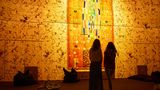 Goldene Periode: Seine Frauenportrait machten Gustav Klimt weltberühmt, ebenso seine Aktmalerei. Wie aber dachte der Jugendstilmaler einst über Frauen? Die Ausstellung "Klimts Kuss – Spiel mit dem Feuer" zeigt nicht nur das Werk des Österreichers, sondern hinterfragt auch seine Beziehung zu Frauen aus heutiger Sicht. "War er aufgrund seiner vielen Aktmalereien und der Inszenierung weiblicher Lust ein Sexist – oder im historischen Kontext betrachtet zu seiner Zeit ein Feminist? Diese Frage greift sie die Ausstellung auf", sagt Nepomuk Schessl, Produzent der Show, die aktuell in Hamburg zu sehen ist. 