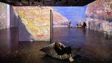 Farbtupfer in Braun, Gelb und Blau tanzen über die Fläche, sie lösen die Grenze auf zwischen Kunst und Kulisse: Die Show "Monets Garten" versucht, den Besuchern die Welt des impressionistischen Künstlers spielerisch nahe zu bringen. Texttafeln gibt es nicht. Stattdessen kann man auf Sitzkissen chillen und die Effekte auf sich wirken lassen. Ein Konzept, das viele Kunst-Experten abschreckt. Für sie sind immersive Ausstellungen wie Musicals für intellektuelle Theaterbesucher: ein Spektakel auf überschaubarem Niveau, massentauglich aufbereitet. Dennoch sind Shows wie "Monets Garten" erfolgreich: Allein in Berlin zogen sie 2022 in nur vier Monaten 120 000 Besucher an. Eine Zahl, von der selbst renommierte Museen träumen.