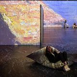 Farbtupfer in Braun, Gelb und Blau tanzen über die Fläche, sie lösen die Grenze auf zwischen Kunst und Kulisse: Die Show "Monets Garten" versucht, den Besuchern die Welt des impressionistischen Künstlers spielerisch nahe zu bringen. Texttafeln gibt es nicht. Stattdessen kann man auf Sitzkissen chillen und die Effekte auf sich wirken lassen. Ein Konzept, das viele Kunst-Experten abschreckt. Für sie sind immersive Ausstellungen wie Musicals für intellektuelle Theaterbesucher: ein Spektakel auf überschaubarem Niveau, massentauglich aufbereitet. Dennoch sind Shows wie "Monets Garten" erfolgreich: Allein in Berlin zogen sie 2022 in nur vier Monaten 120 000 Besucher an. Eine Zahl, von der selbst renommierte Museen träumen.