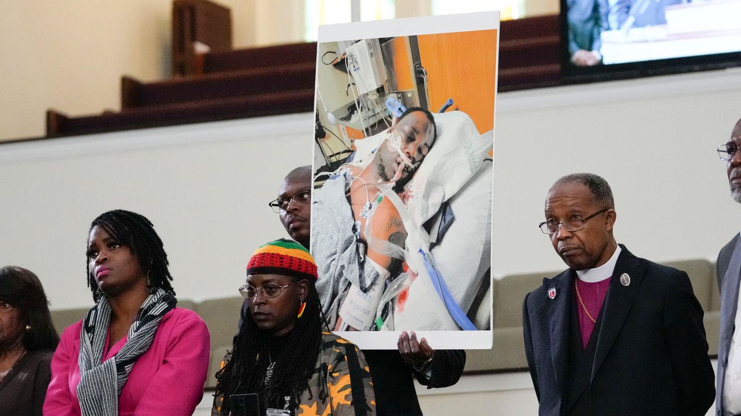 Tyre Nichols liegt beatmet im Krankenhaus. Die Szene ist auf einem großen Foto zu sehen, das seine Angehörigen halten