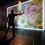 Pixel statt Pinselstriche: Dank animierter Wände werden die Besucher selbst zu Künstlern, so wie in der Ausstellung "Monets Garten". Sensoren in der Leinwand reagieren auf die Bewegung der Besucher. In Form kleiner Strudel bewegen sie Formen und Farben über die Fläche. Schon Claude Monet gefiel Anfang des 19. Jahrhunderts der Gedanke, die Betrachter  in seine Bilder miteinzubeziehen. Auch aus diesem Grund malte er Gemälde wie seine berühmten Seerosen-Motive in großflächigen Formaten. 