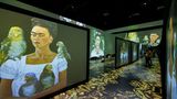 Claude Monet, Paul Cézanne, Vincent van Gogh und Gustav Klimt – Die meisten immersiven Ausstellung widmen sich dem künstlerischen Werk eines Mannes. Nur in München kann man auch das einer Frau erleben: das von Frida Kahlo. Die mexikanische Malerin ist bekannt für ihre expressive Bilder und Farbgewalt. Die Ausstellung ist noch bis März in der bayerischen Landeshauptstadt zu sehen. Danach wandert sie – wie viele immersive Ausstellungen – in eine andere Stadt.  