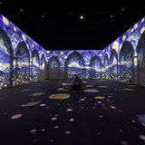 Vincent van Gogh gilt als Superstar der immersiven Kunstszene. Viele Museen weltweit schätzen seine farbintensiven Bilder. Den Hype um den niederländischen Maler beflügelte 2020 zudem die Netflix-Serie "Emily in Paris". In der ersten Staffel gibt es eine Szene, die im "L'Atelier de Lumières" spielt, einem Pariser Museum für digitale Kunst. Emily, gespielt von Lily Collins, taucht darin ein in van Goghs "Sternennacht". Das Gemälde umhüllt den gesamten Raum, so als wäre das kleinformatige Bild groß wie ein Fußballfeld. Allein 2019 sahen drei Millionen Menschen die Pariser Show. In Deutschland ist "Van Gogh – The Immersive Experience" ab dem Februar 2023 in Ludwigsburg zu sehen.