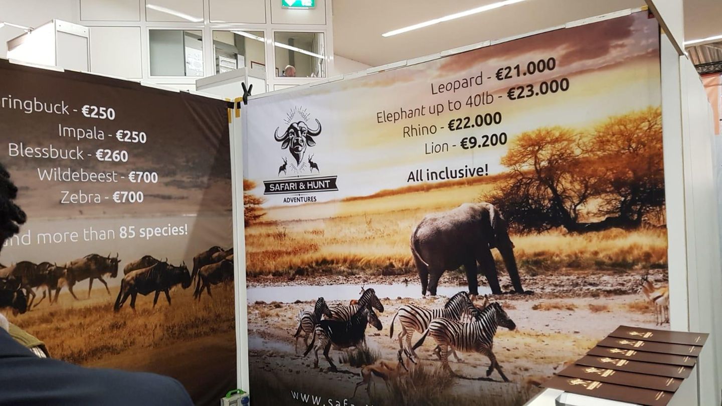 Auf der Messe "Jagd & Hund" werden Reisen nach Afrika angeboten, auf denen man auch Tiere erschießen darf, die zu bedrohten Arten zählen.