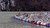 Ein Floating Fender hält Müll und Unrat auf dem Fluss Drina in Bosnien auf