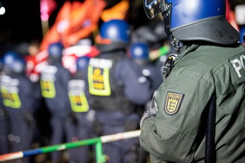 Grevesmühlen: Polizist an einer Barrikade