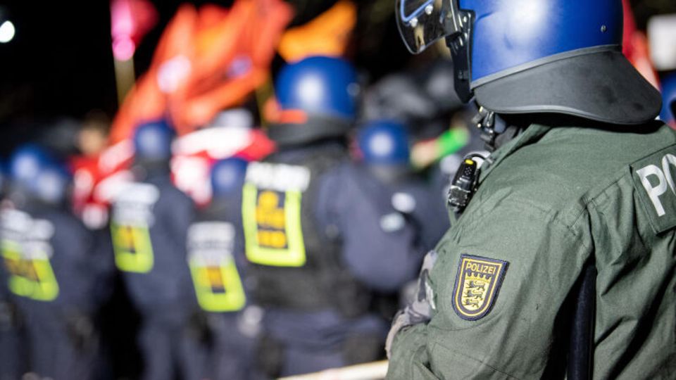 Grevesmühlen: Polizist an einer Barrikade