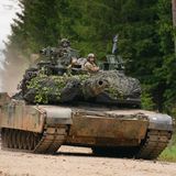 Auf dem Turm sind zwei MG montiert. 