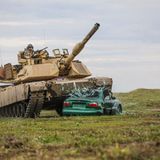 Dieser M1 zermalmt einen Pkw für die Kameras.