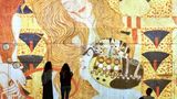 Eintauchen in eine andere Welt: Das ist das Konzept immersiver Ausstellungen, die aktuell  in vielen deutschen Städten zu sehen sind. Der Begriff steht für ein stark wachsendes Genre, das die Betrachter nicht wie üblich auf Abstand hält, sondern sie in das Werk miteinbezieht. Ausstellungen wie "Klimts Kuss", die aktuell in Berlin läuft, locken sie nicht nur Instagram-affine Besucher an, sondern auch diejenigen, die selten in Museen gehen. Die Veranstalter der Shows sehen sich dennoch nicht als Konkurrenz zu klassischen Kunsthäusern, sondern eher als Ergänzung. Vor allem in Zeiten, in denen sich mehrere Museen dem gleichen Künstler widmen, bieten sie eine Möglichkeit, besondere Bilder für alle verfügbar zu machen – wenn auch nur digital.