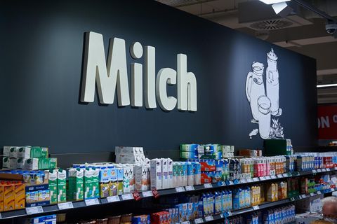 Ein Supermarktregal mit Milch