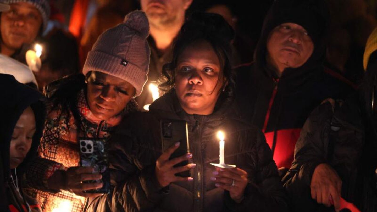 Menschen versammeln sich mit Kerzen, um dem verstorbenen Tyre Nichols zu gedenken