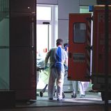 Mitarbeiter der Uniklinik in Düsseldorf nehmen den ersten Coronavirus-Infizierten in Nordrhein-Westfalen in Empfang