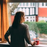 Junge Menschen denken während des Corona-Lockdowns an Krieg